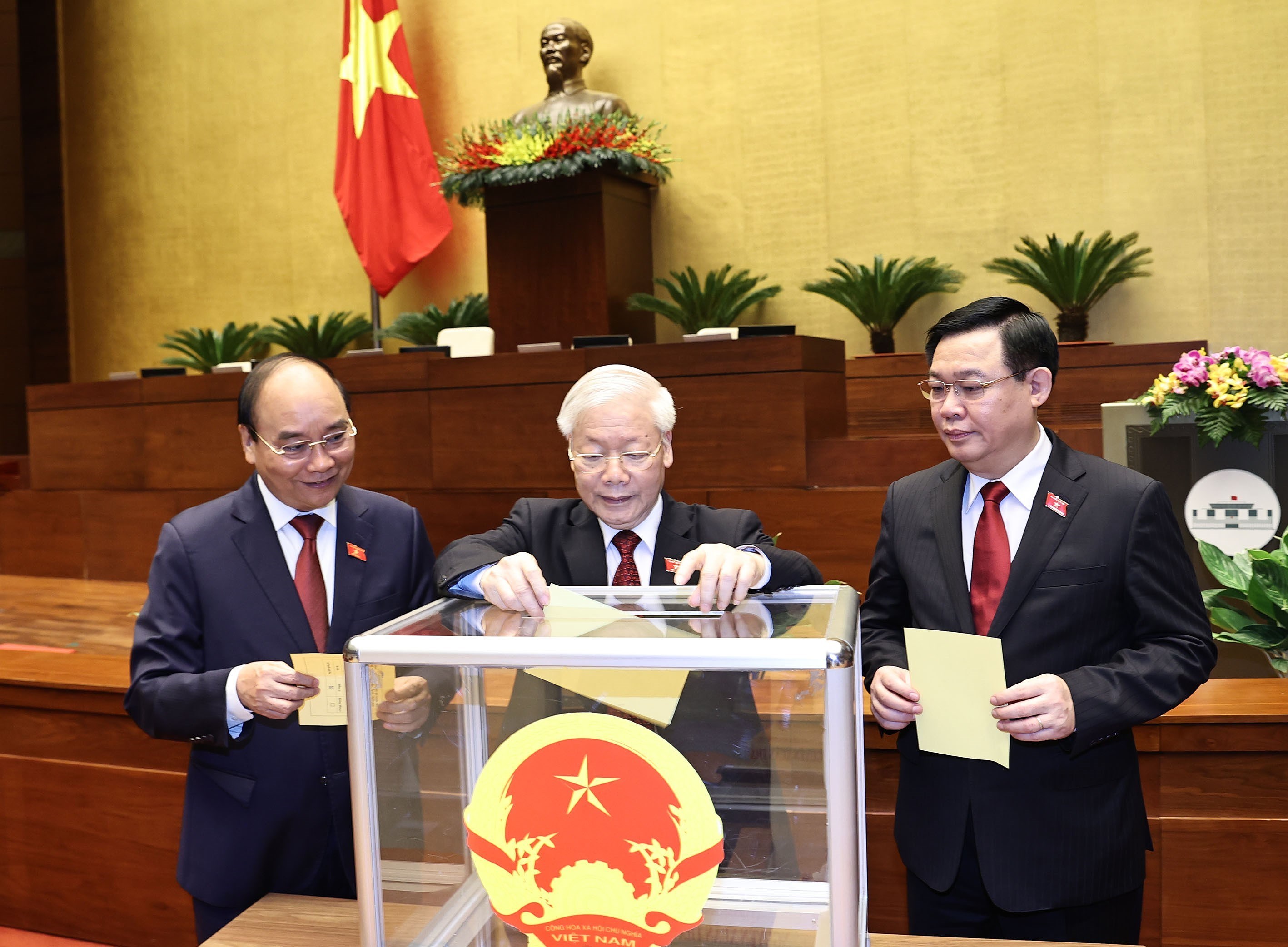 Parlamento de Vietnam procede a elegir a jefes de Estado y de Gobierno hinh anh 1