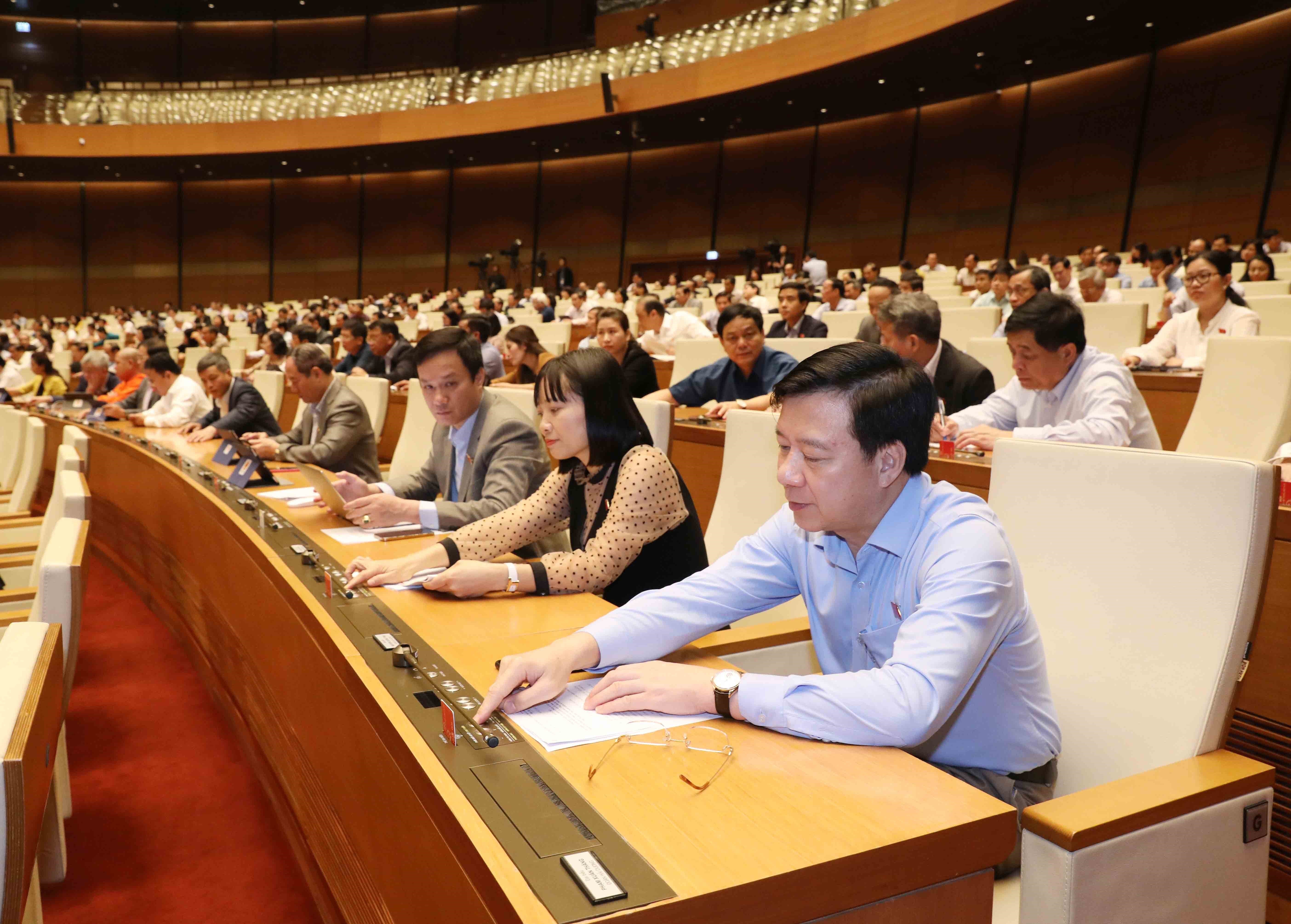 Aprueban relevo de miembros del Comite Permanente del Parlamento vietnamita hinh anh 1