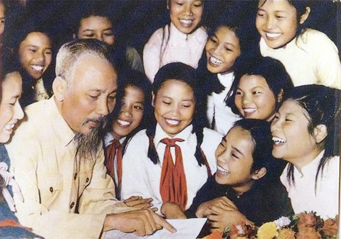 Publican nuevo libro sobre Presidente Ho Chi Minh hinh anh 1