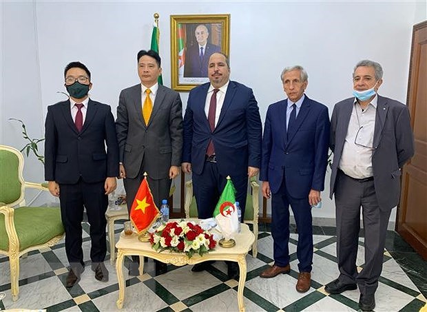Fortalecen cooperacion entre Partido Comunista de Vietnam y Frente de Liberacion Nacional de Argelia hinh anh 1
