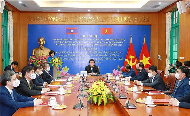 Vietnam y Laos fortalecen el intercambio de teorias entre dos partidos hinh anh 1