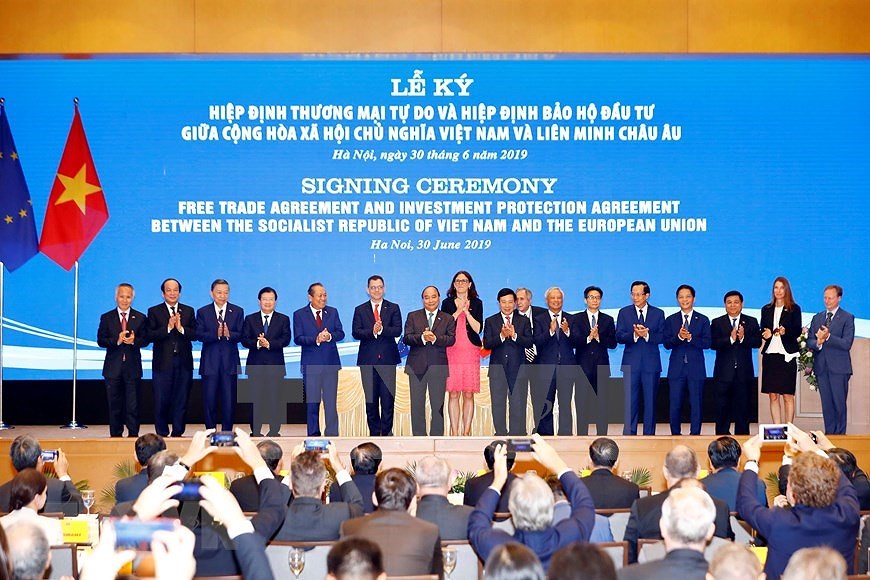 [Fotos] Firman Acuerdos de Libre Comercio y de Proteccion de la Inversion entre Vietnam y UE hinh anh 6