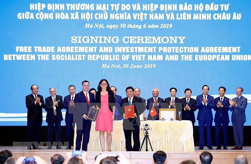 [Fotos] Firman Acuerdos de Libre Comercio y de Proteccion de la Inversion entre Vietnam y UE hinh anh 5