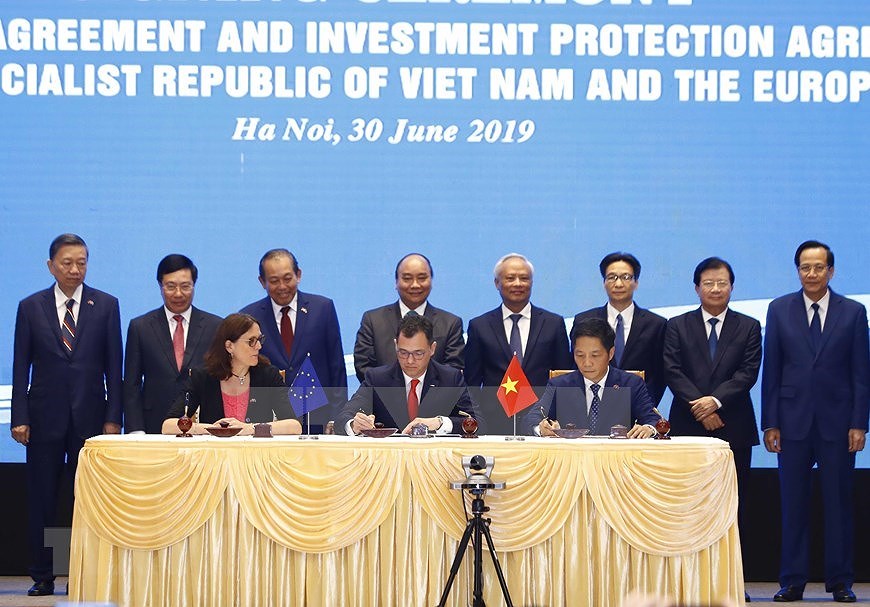 [Fotos] Firman Acuerdos de Libre Comercio y de Proteccion de la Inversion entre Vietnam y UE hinh anh 4