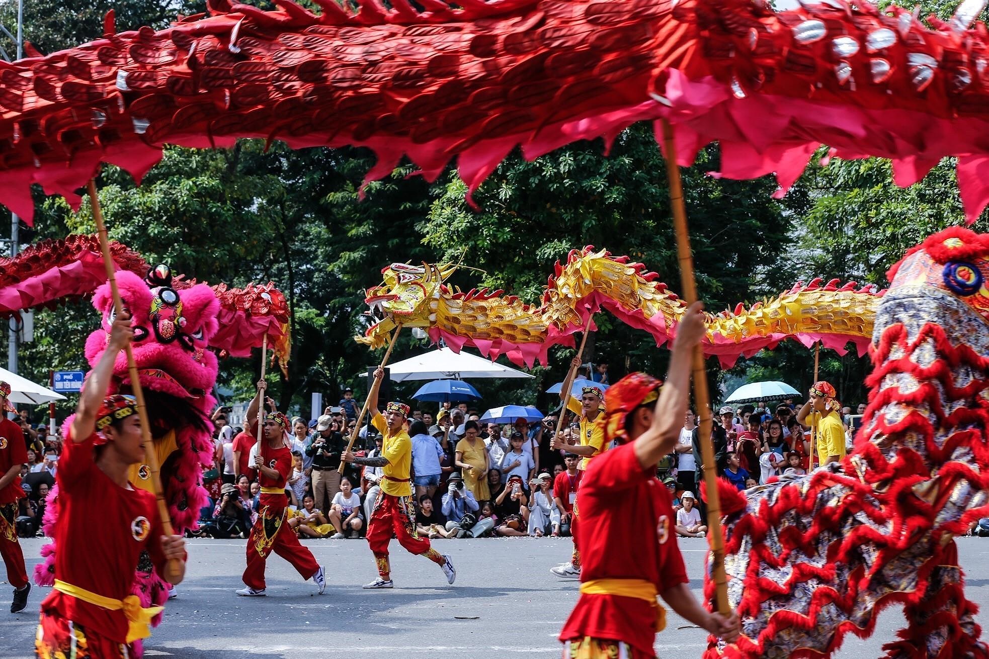 Hanoi conmemora aniverario 65 de su liberacion con danzas de dragon hinh anh 3