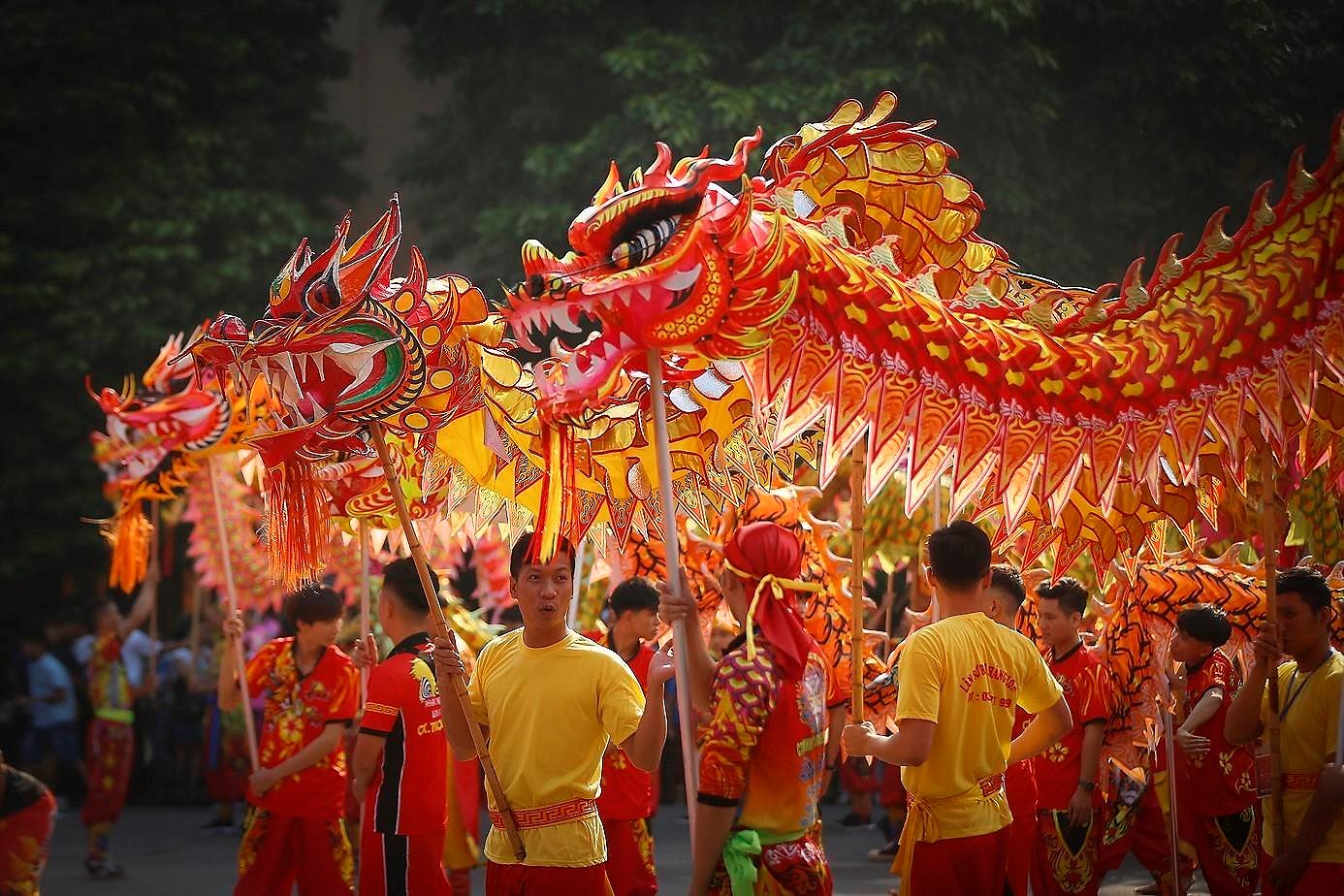 Hanoi conmemora aniverario 65 de su liberacion con danzas de dragon hinh anh 1