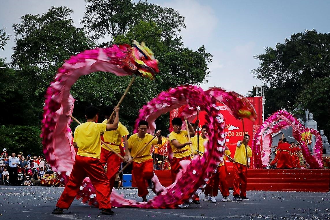 Hanoi conmemora aniverario 65 de su liberacion con danzas de dragon hinh anh 2