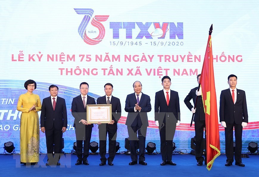 Primer ministro de Vietnam asiste al acto conmemorativo del aniversario 75 de la fundacion de la VNA hinh anh 18