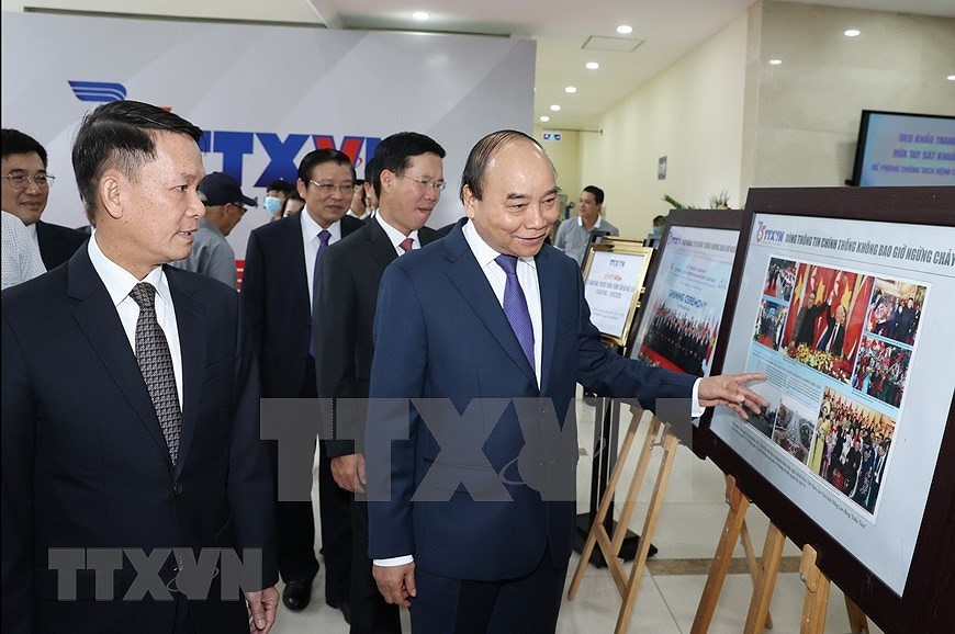 Primer ministro de Vietnam asiste al acto conmemorativo del aniversario 75 de la fundacion de la VNA hinh anh 6