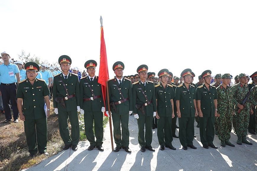 Ceremonia del saludo a la bandera en el distrito isleno de Ly Son hinh anh 4