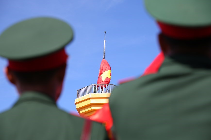 Ceremonia del saludo a la bandera en el distrito isleno de Ly Son hinh anh 6
