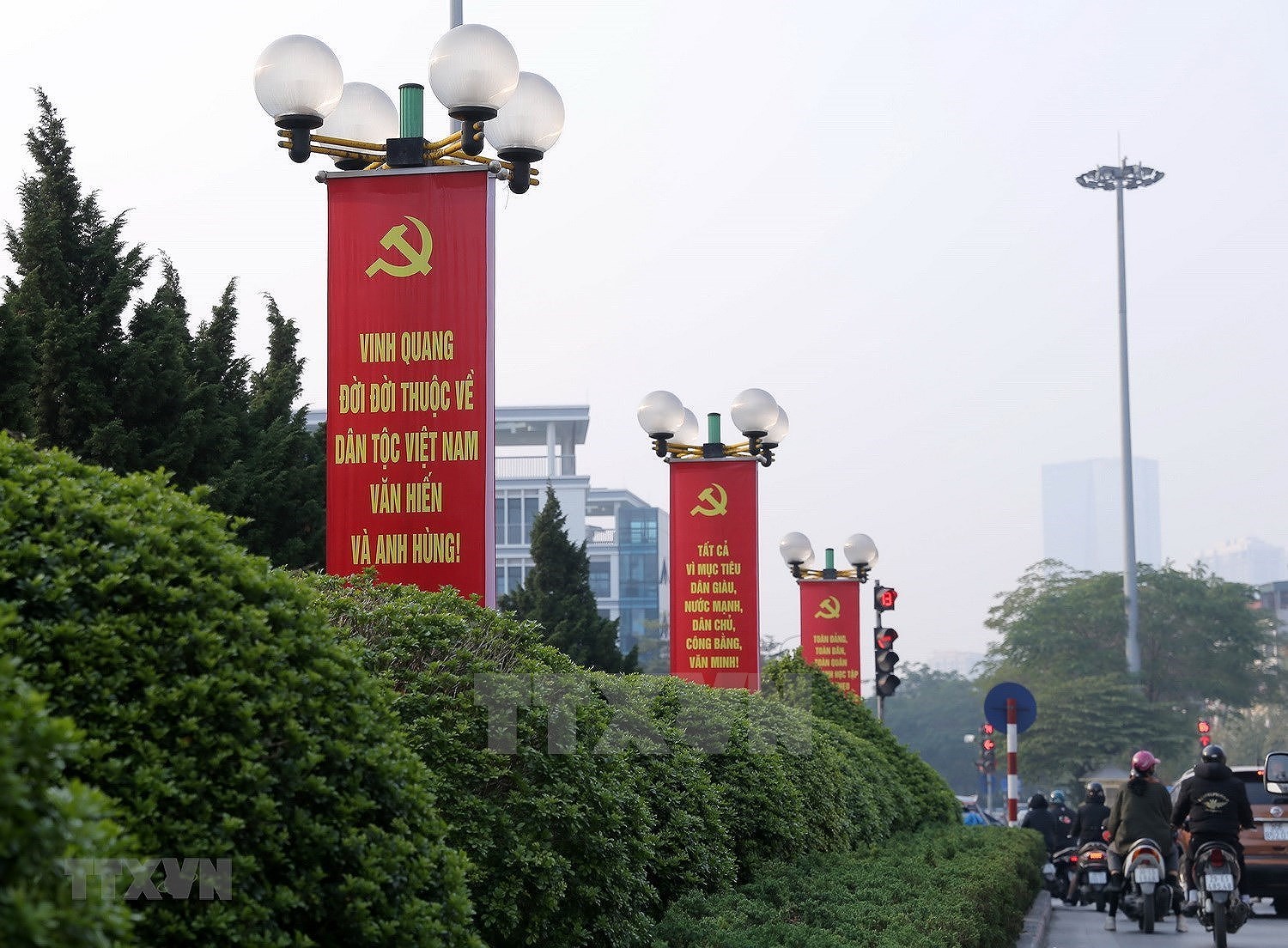 Calles de Hanoi decoradas con banderas nacionales y flores para dar la bienvenida al XIII Congreso del PCV hinh anh 1