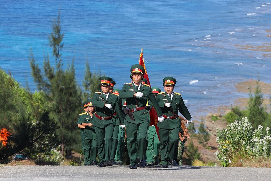 Izamiento de bandera honra a soldados defensores de soberania maritima nacional hinh anh 2