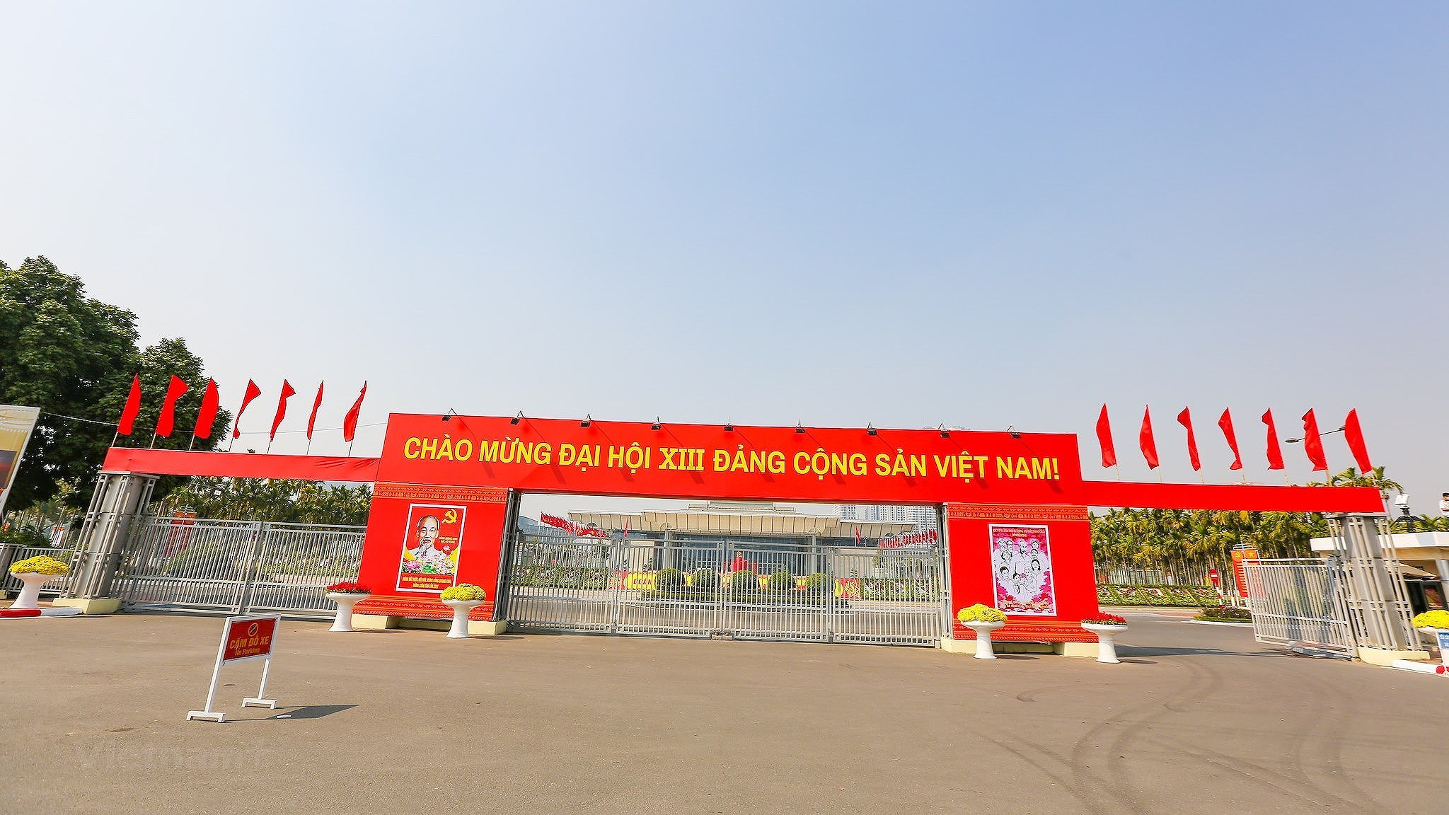 Hanoi se viste de gala para dar la bienvenida al XIII Congreso Nacional del Partido hinh anh 23