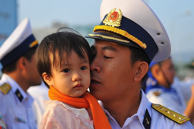 Barcos llevan la primavera a plataforma DK1, hito de soberania maritima de Vietnam hinh anh 5