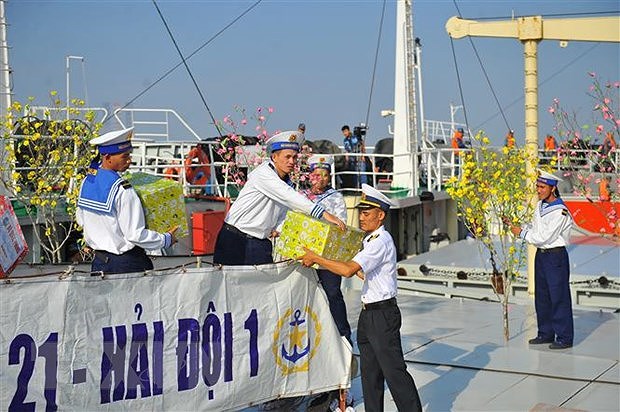 Barcos llevan la primavera a plataforma DK1, hito de soberania maritima de Vietnam hinh anh 1