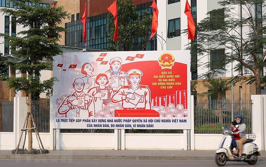 Les rues de Hanoi decorees de panneaux pour saluer les prochaines elections legislatives hinh anh 1