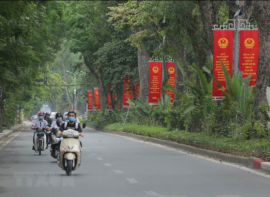 Les rues de Hanoi decorees de panneaux pour saluer les prochaines elections legislatives hinh anh 3