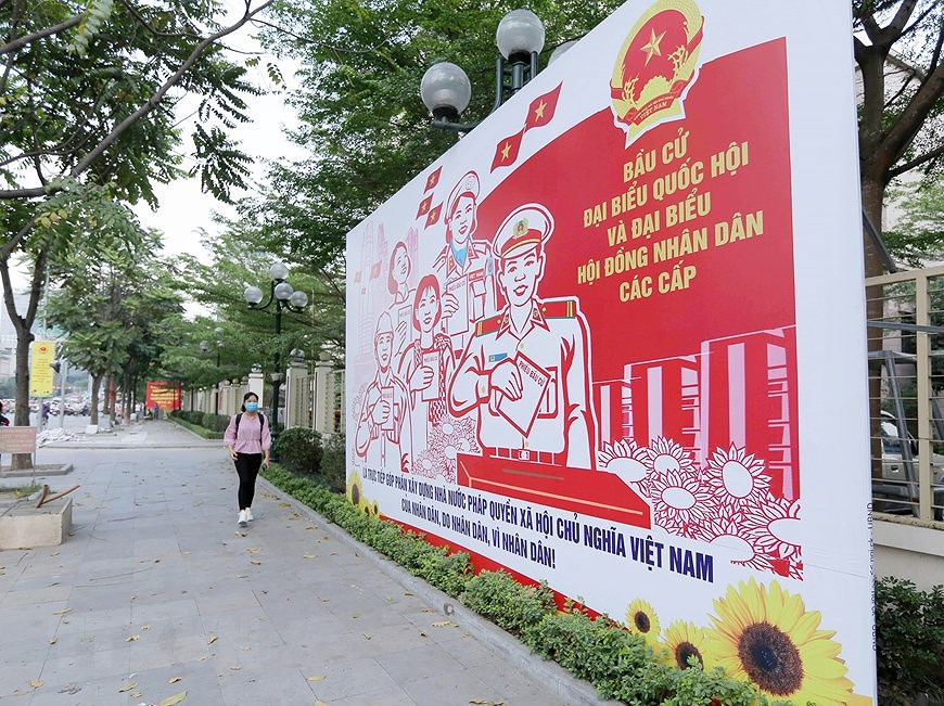 Les rues de Hanoi decorees de panneaux pour saluer les prochaines elections legislatives hinh anh 4