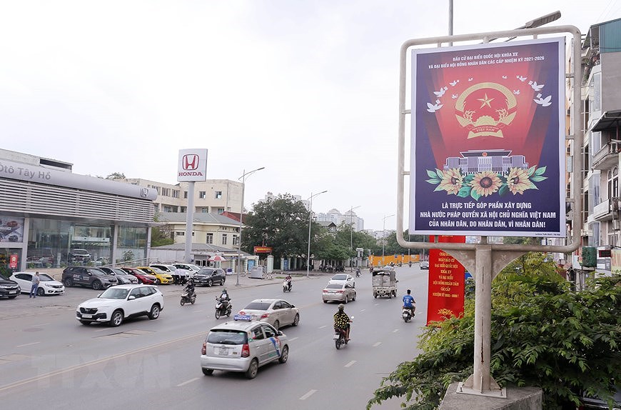 Les rues de Hanoi decorees de panneaux pour saluer les prochaines elections legislatives hinh anh 6