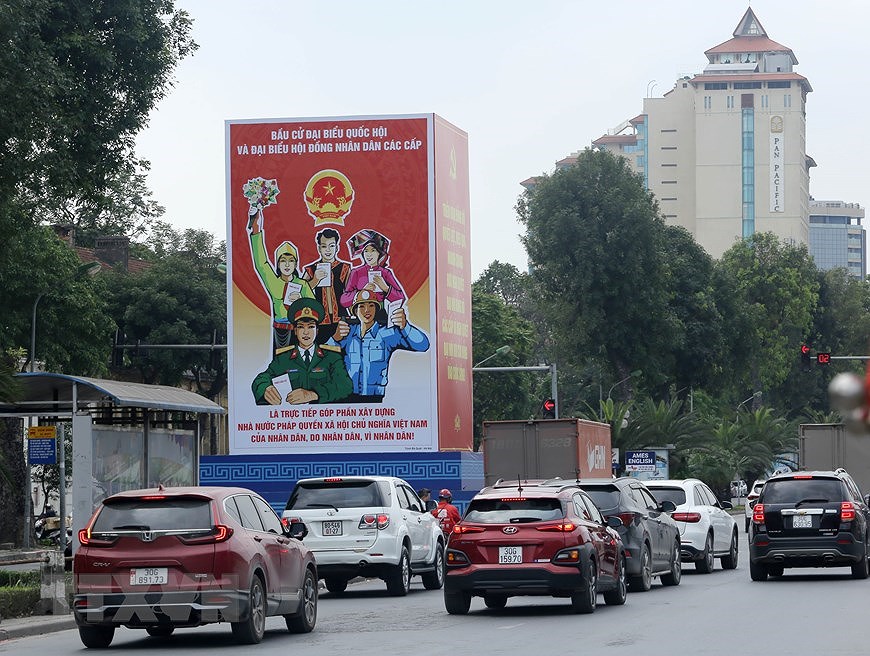 Les rues de Hanoi decorees de panneaux pour saluer les prochaines elections legislatives hinh anh 7