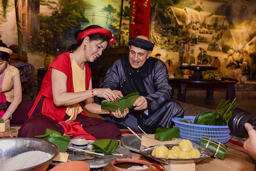 Иностранцы и традиционныи новогоднии пирог баньчынг Вьетнама hinh anh 1